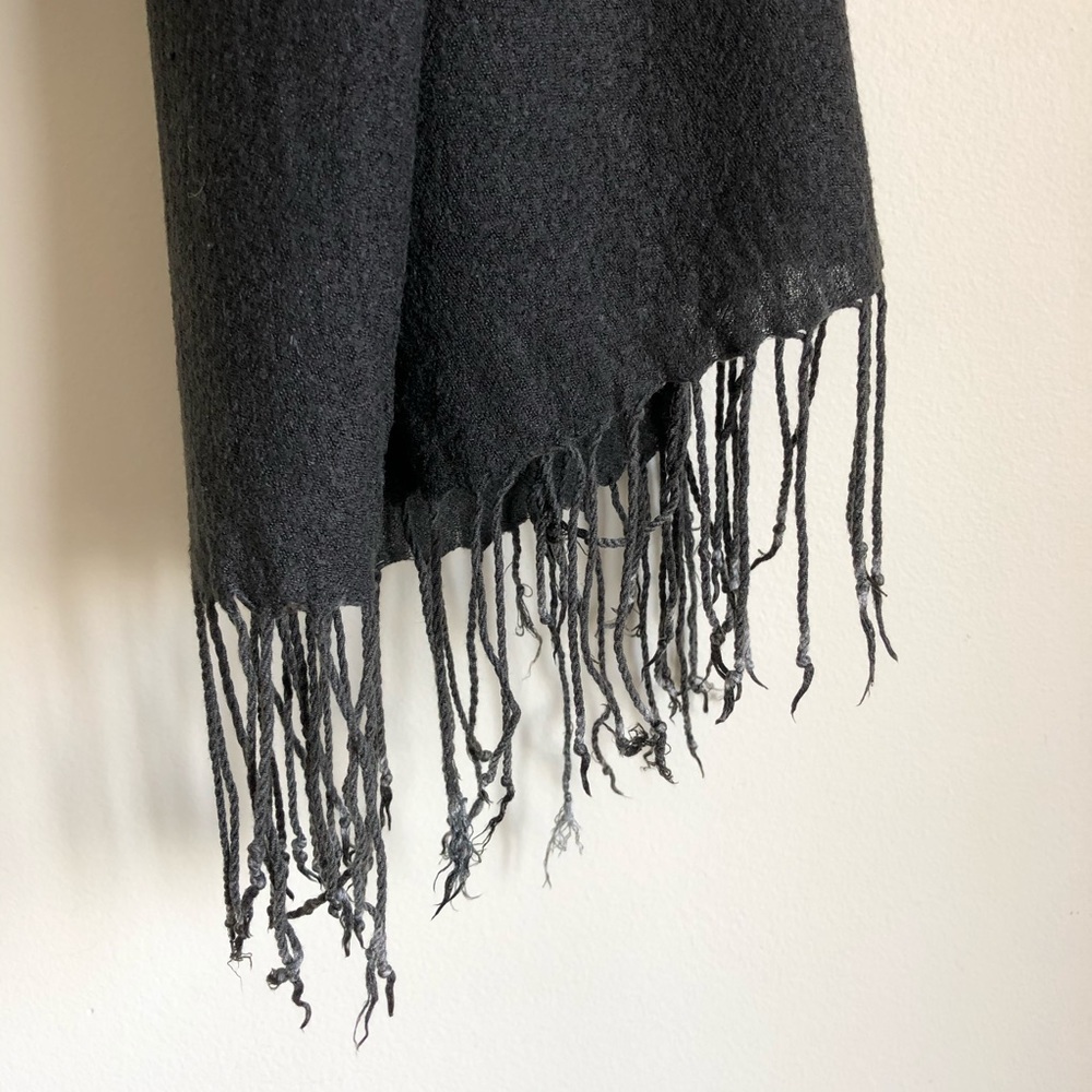 FREE🌿Basic black fringe rectangular scarf - Picture 4 of 6